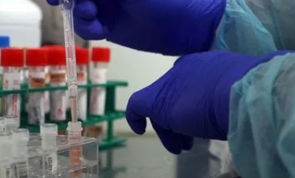 偏信“滴血認(rèn)親”雙方親屬血液相融于清水引鬧劇 DNA親子鑒定才可靠 偏信“滴血認(rèn)親”雙方親屬血液相融于清水引鬧劇 DNA親子鑒定才可靠