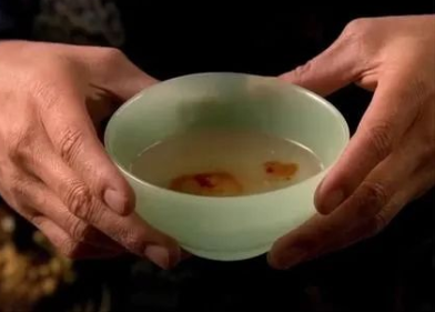 偏信“滴血認親”雙方親屬血液相融于清水引鬧劇 DNA親子鑒定才可靠