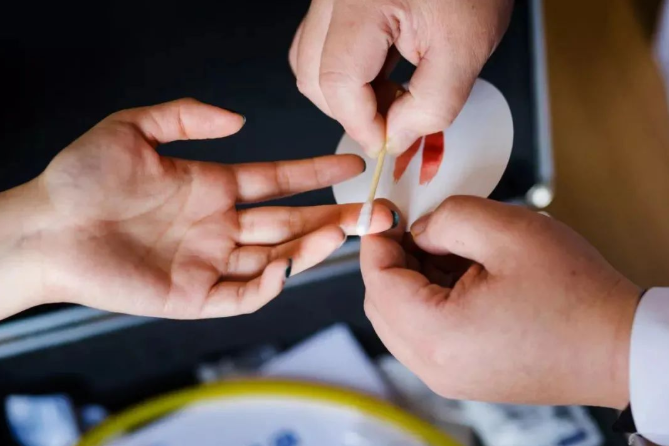 做親子鑒定是不是一定要本人親自到司法鑒定所讓工作人員采樣本? 做親子鑒定是不是一定要本人親自到司法鑒定所讓工作人員采樣本?